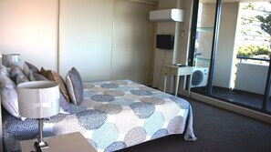 3 bedrooms, iron/ironing board, bed sheets - Twin Pines 401 - CBD Location (Forster)