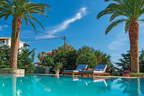 Amor Beach Villa 3 Bedrooms with huge pool, BBQ, near the beach.