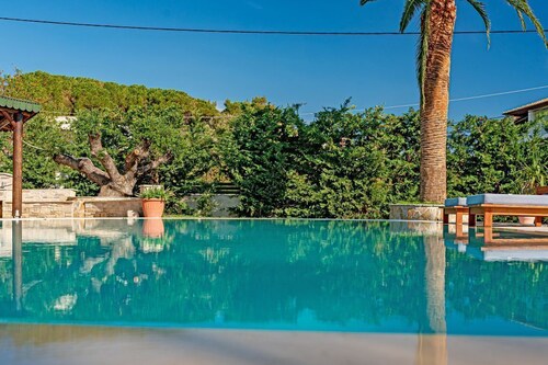 Amor Beach Villa 3 Bedrooms with huge pool, BBQ, near the beach.