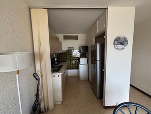 Fridge, microwave, dishwasher, coffee/tea maker