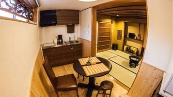 Traditional Suite, 1 Bedroom, Non Smoking | Living area | 14-inch flat-screen TV with satellite channels, TV