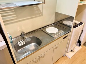 Réfrigérateur, micro-ondes, batterie de cuisine, vaisselle et ustensiles