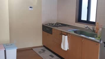 冷蔵庫、電子レンジ、コンロ、調理器具と食器