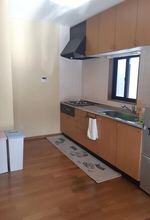 冷蔵庫、電子レンジ、コンロ、調理器具と食器