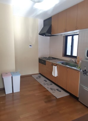 Fridge, microwave, stovetop, cookware/dishes/utensils