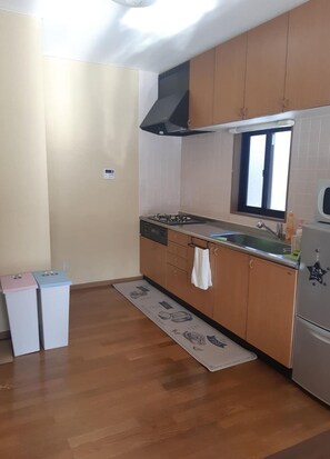 Fridge, microwave, stovetop, cookware/dishes/utensils