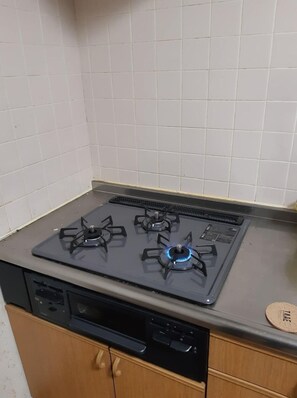 Fridge, microwave, stovetop, cookware/dishes/utensils