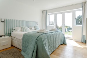 4 bedrooms, iron/ironing board, travel cot, free WiFi - Luxury property Sleeps 8 - Sea views & hot tub - 200m from beach! (Bigbury-on-Sea)