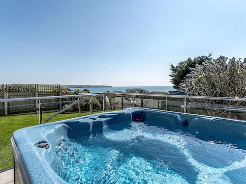 Luxury property Sleeps 8 - Sea views & hot tub - 200m from beach!