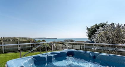 Luxury property Sleeps 8 - Sea views & hot tub - 200m from beach!