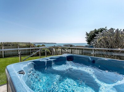 Luxury property Sleeps 8 - Sea views & hot tub - 200m from beach!