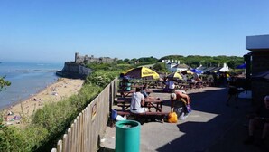 A coastal area with a beach, picnic tables, and umbrellas. - 1h from central London and 30min from Dover, opposite stairs to sandy beach (Broadstairs)