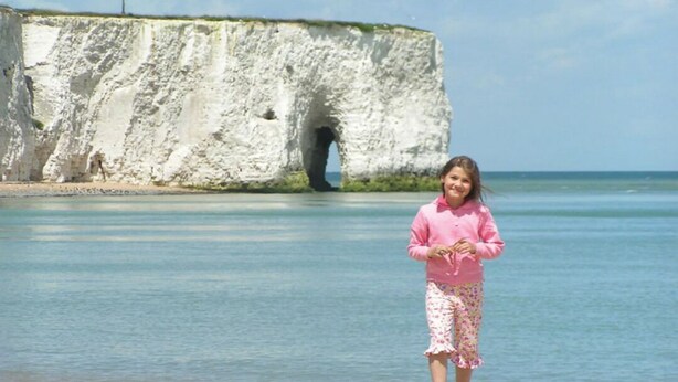 A beach with white cliffs and a clear blue sky. - 1h from central London and 30min from Dover, opposite stairs to sandy beach (Broadstairs)