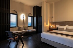 Grande Nimbus Suite with Sea view and Hot Tub | Luxe beddengoed, een minibar, een kluis op de kamer