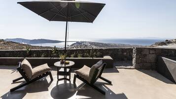 Grande Nimbus Suite with Sea view and Hot Tub | Ylelliset vuodevaatteet, minibaari, tallelokero huoneessa