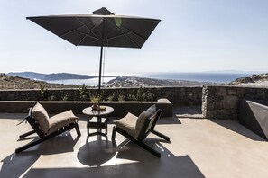 Grande Nimbus Suite with Sea view and Hot Tub | Premium bedding, minibar, in-room safe, individually decorated - Nimbus Santorini (Santorini)