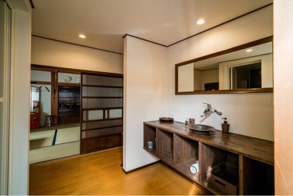 Ducha y bañera combinadas y artículos de higiene personal gratuitos