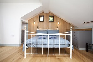 2 bedrooms, WiFi, bed sheets, wheelchair access