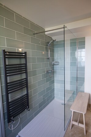 Suihku, hiustenkuivaaja, pyyhkeet, saippua