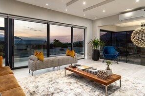 Smart TV, fireplace, Netflix, table tennis