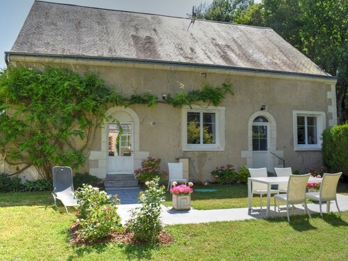Charming Riverside House with Garden, Modern Amenities, Near Loire Castles