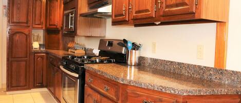 Fridge, microwave, stovetop, dishwasher