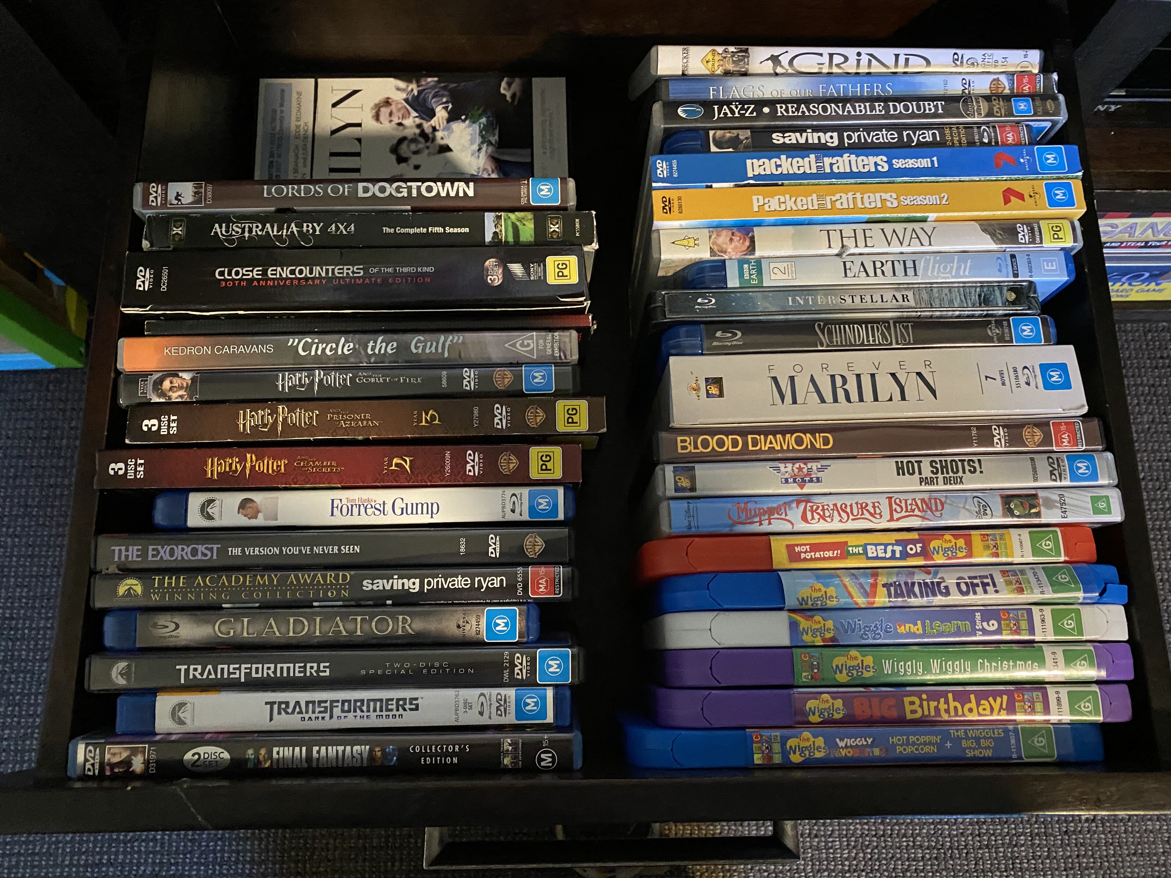 Una collezione di DVD ordinata in un deposito.