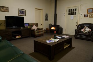 Fernseher, Kamin, DVD-Player, Kinderspielzeug