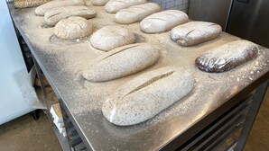 A bakery with various loaves of bread on display. - Cottage Sleeps 13 - Stunning Views! (Berambing)