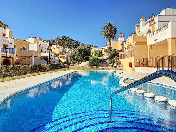 حمّام سباحة خارجي