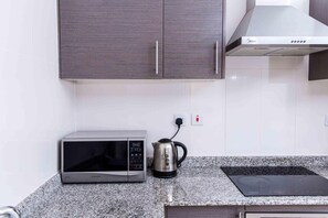 Apartment, 2 Schlafzimmer | Eigene Küche | Kühlschrank, Mikrowelle, Ofen, Herdplatte