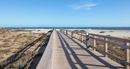 Holiday Home ‘Casa de Mar’ with Sea View, Garden & Wi-Fi