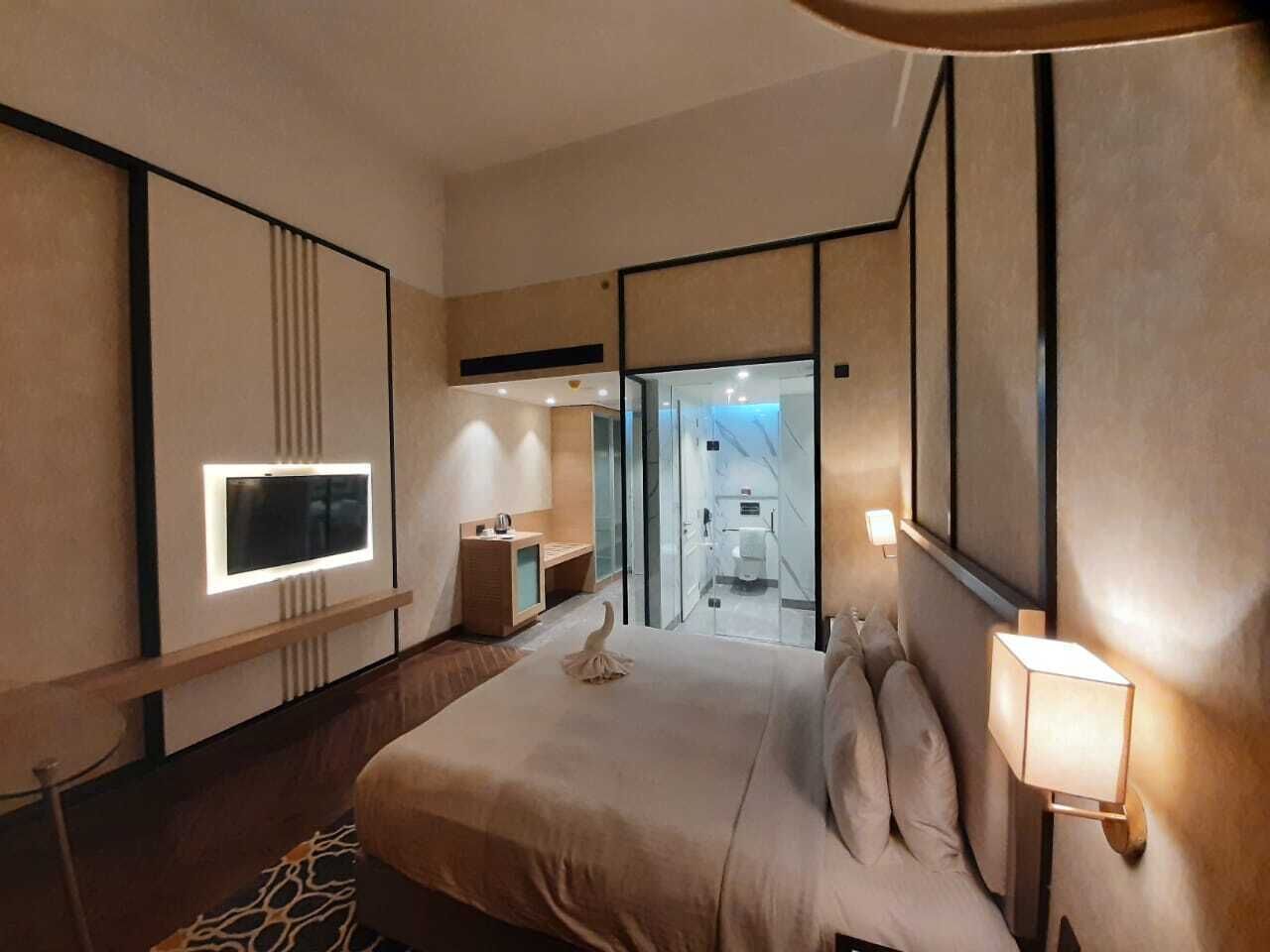 Premier Double or Twin Room | Desk, laptop workspace, soundproofing, iron/ironing board