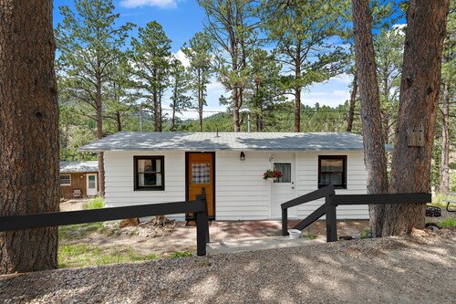 Super cute little cabin!