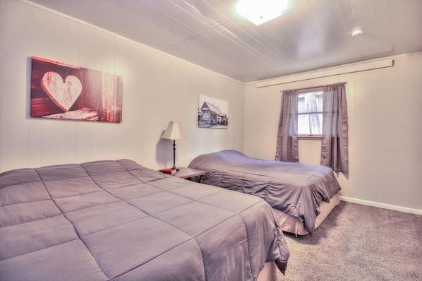 1 bedroom, WiFi, bed sheets - Family friendly cabin! (Hill City)