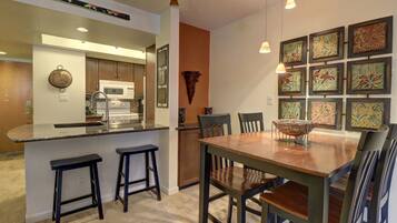 Studio | Private kitchen | Fridge, microwave, oven, coffee/tea maker