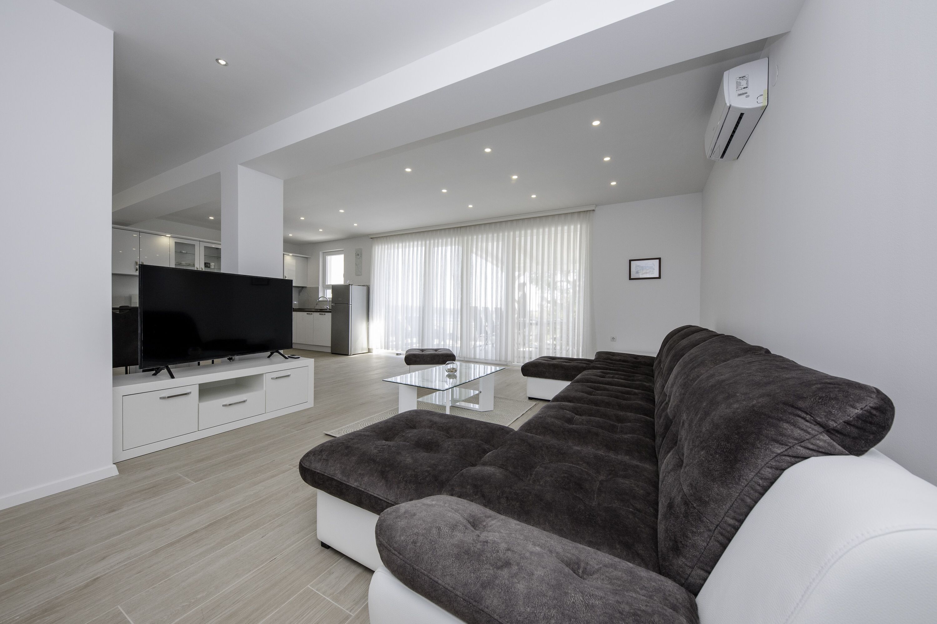 House | Living room | 30-inch TV with digital channels