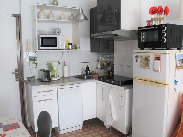 Réfrigérateur, micro-ondes, four, plaque de cuisson