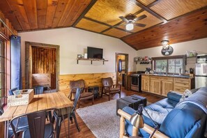 TV - Reed's on the River Cabin 7 (Indian River)