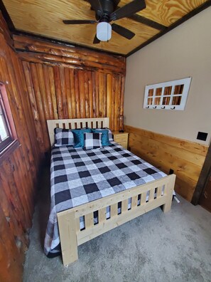 2 bedrooms, WiFi, bed sheets - Reed's on the River Cabin 2 (Indian River)