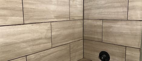 Secador de cabelo, toalhas de banho