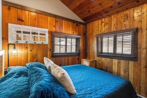 2 bedrooms, Internet, bed sheets - Reed's on the River Cabin 4 (Indian River)