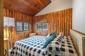 2 bedrooms, WiFi, bed sheets - Reed's on the River Cabin 5 (Indian River)