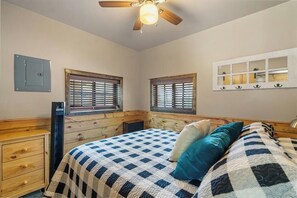 2 bedrooms, WiFi, bed sheets - Reed's on the River Cabin 3 (Indian River)