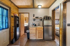 Jääkaappi, mikroaaltouuni, kahvin-/teenkeitin, leivänpaahdin