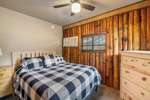 2 bedrooms, WiFi, bed sheets - Reed's on the River Cabin 1 (Indian River)