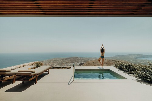 Santorini Sky, Luxury Resort