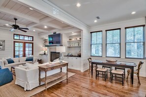 Smart-TV, Kamin, Stereoanlage