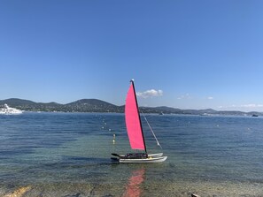 Una spiaggia nelle vicinanze