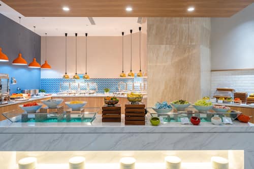 Petit déjeuner buffet servi tous les jours en supplément